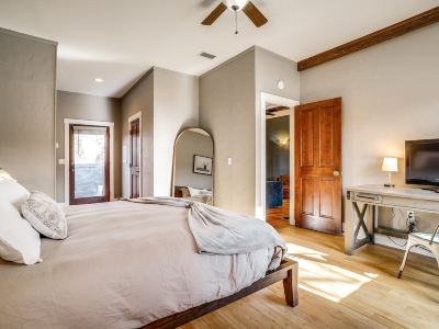 Charming Golden Bungalow with Fenced Yard and Mountain Views - Inviting Retreat