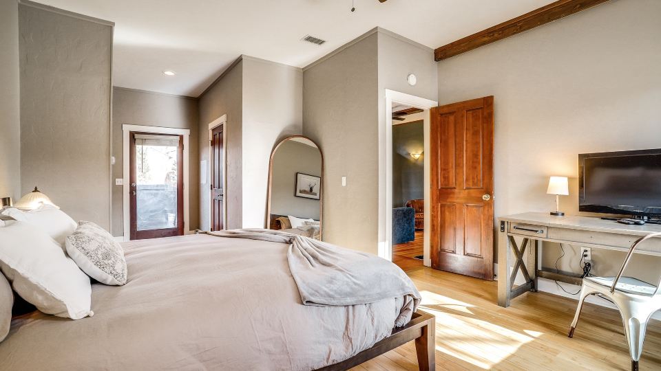 Charming Golden Bungalow with Fenced Yard and Mountain Views - Inviting Retreat
