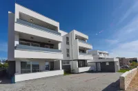 Pool Apartments & Rooms Mare