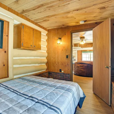 Rifle Lake Cabin! Michigan Outdoor Adventure Pad