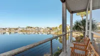 Emerald Villa by Avantstay Lakefront + Communal Pool + Balcony Views + Near the Beach - Country Houses