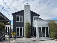The Art House, Wanaka - Contemporary holiday house