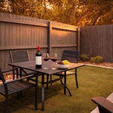 Private Yard Escape - 8 Min to Beach - Quiet &Stylish