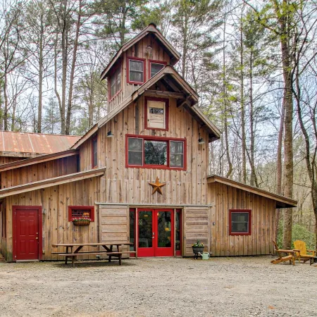 Jasper '7 Timbers' Cabin on 10 Acres w/ a Creek!