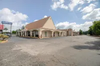 Hotel O Daylight Inn Elkhart I-90, IN - Parkplatz