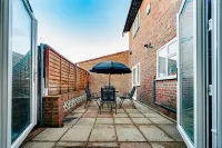 5 min to Heathrow Sleeps 15 Free Parking For 2