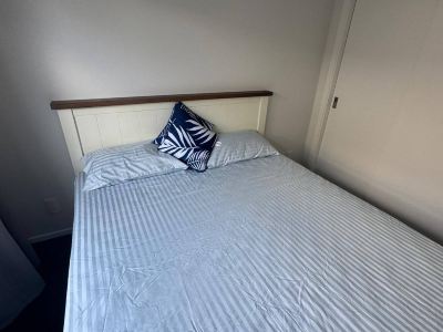 Spacious One-Bedroom with Private Bathroom – Aotea
