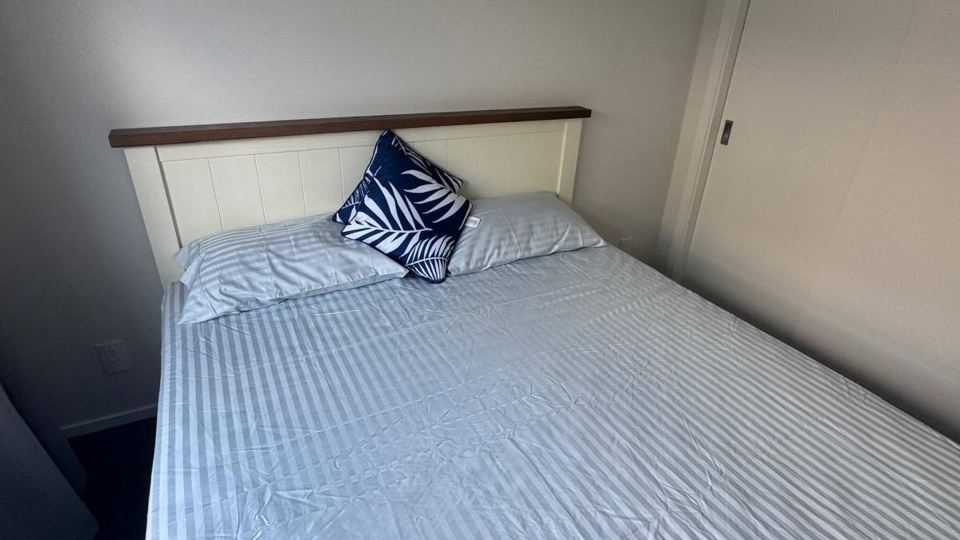 Spacious One-Bedroom with Private Bathroom – Aotea