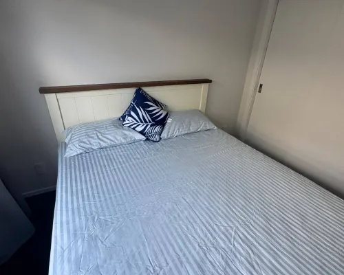 Spacious One-Bedroom with Private Bathroom – Aotea Hotels in Porirua