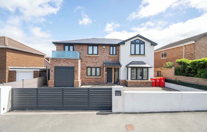 Modern Large 4-Bed Property Sleeps 10 in Abergele