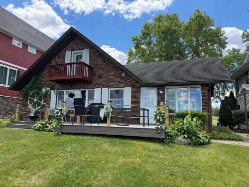 Charming 4-Bedroom Cottage on Fabulous Diamond Lake! Just Remodeled! WiFi & AC