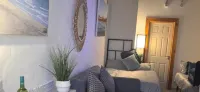 Beachfront Studio Suite Downhill - Wifi