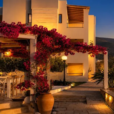 Golden Bay Apartments-Garden Haven