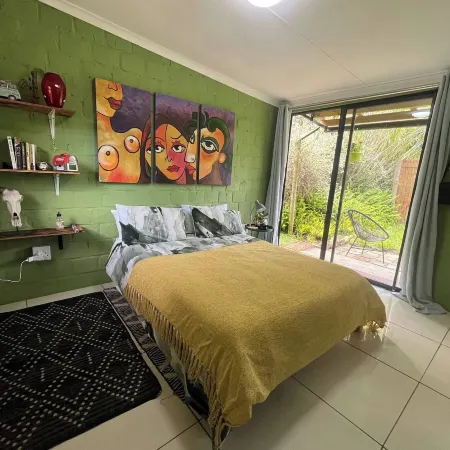 Cozy private cottage with garden views at Ferngrove