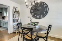 Cozy Farmhouse-Style Cottage by Mighty 5 Ntl Parks - Homestays