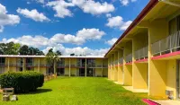 Sunset Inn Manning I 95 - parking