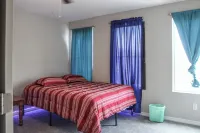Mackenzie - Private BR w-Shared Bathroom Hotels in Maryvale