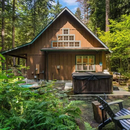 Cozy Cascade Cabin. Relaxing Hot Tub, Secluded, Spacious and Creek Nearby