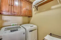 4 Mi to Bricktown Excitement! Group Escape w/ Yard - Homestay
