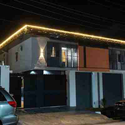 Lusso Court Shortlet Apartment Hotel Exterior