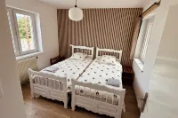 Sunny House with a Terrace, 4 Bedrooms, 2 Bathrooms, Sleeps 9–11 People. - Balkoner