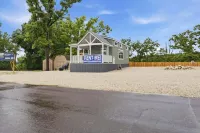 Lookout Tiny Home Near Marina, Dock Access & Dining - Homestays