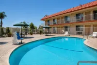 Vagabond Inn Bakersfield North - Yüzme Havuzu