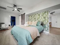 Luxe Lakefront w Pool Pickleball Private Dock - 3-Star