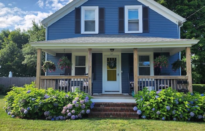 Cozy updated 2-bedroom Apt. close to shopping, restaurants, 2 miles to beaches.