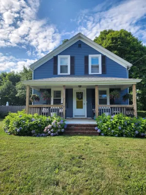 Cozy updated 2-bedroom Apt. close to shopping, restaurants, 2 miles to beaches. - Homestays