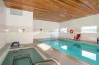 Sandman Hotel Red Deer - ที่มีสระว่ายน้ำ