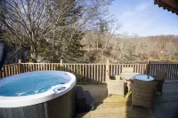 Otters Holt  Circular Riverside Retreat with Hot Tub - Villas