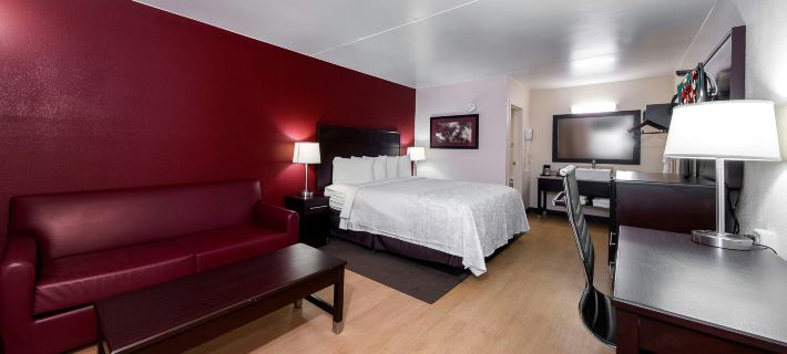 Red Roof Plus+ Huntsville - Madison Hotels in Мадісон