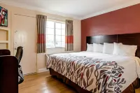 Red Roof Inn & Suites Monterey - parking
