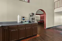 Red Roof Inn & Suites Cave City - Motels