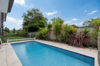 Charming 4-bed Getaway With Pool & Garden Oasis - Bintang 3