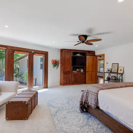 A private oasis to relax and play in the comfort of a gated 2-acre estate. Hoteles en La Mesa