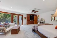 A private oasis to relax and play in the comfort of a gated 2-acre estate. - con encanto