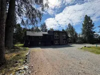 Upper Level of the Monarch Estate for Group Stays - Wifi