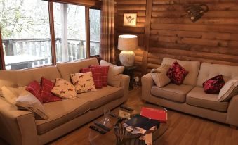 An Amazing Cedar 3 Bedroom Lodge on the Lochside at Portsonachan