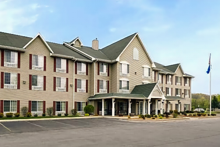 Country Inn & Suites by Radisson, West Bend, WI