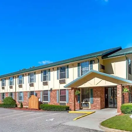 Super 8 Lee/Berkshires/Outlet Area