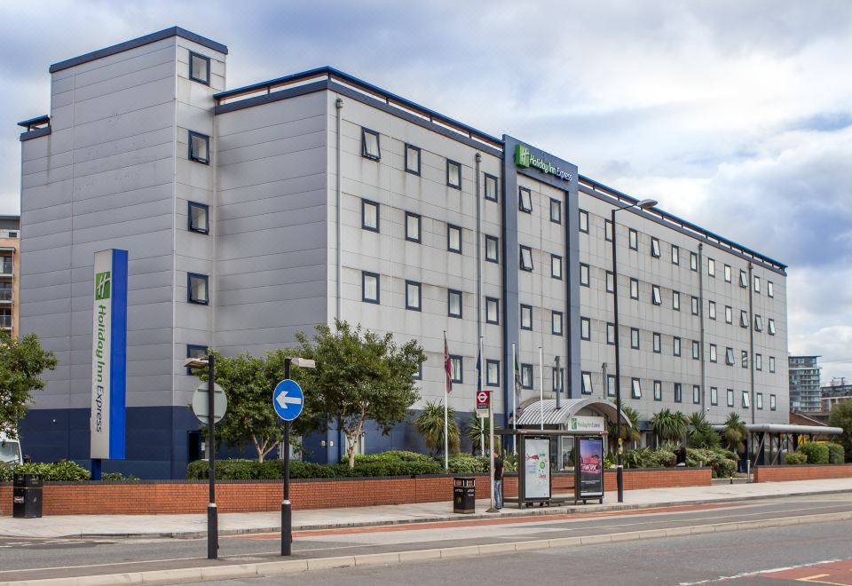 Holiday Inn Express Royal Docks, an IHG Hotel - Housity