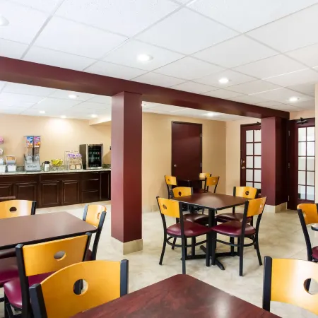 Super 8 by Wyndham Chester/Richmond Area