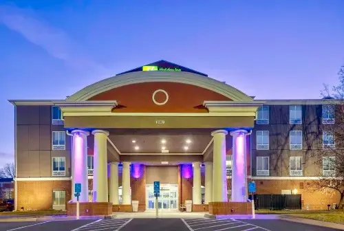 Holiday Inn Express & Suites KANSAS CITY-GRANDVIEW by IHG - parking