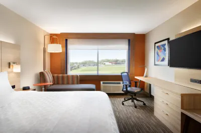 Holiday Inn Express & Suites Madison فنادق في Madison