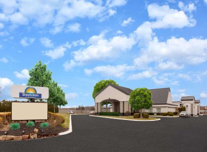 Days Inn by Wyndham Austintown