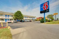 Motel 6 Wichita, KS - Parkplatz