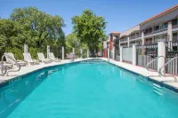 Super 8 by Wyndham Austin University/Downtown Area