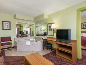 Days Inn & Suites by Wyndham Springfield on I-44